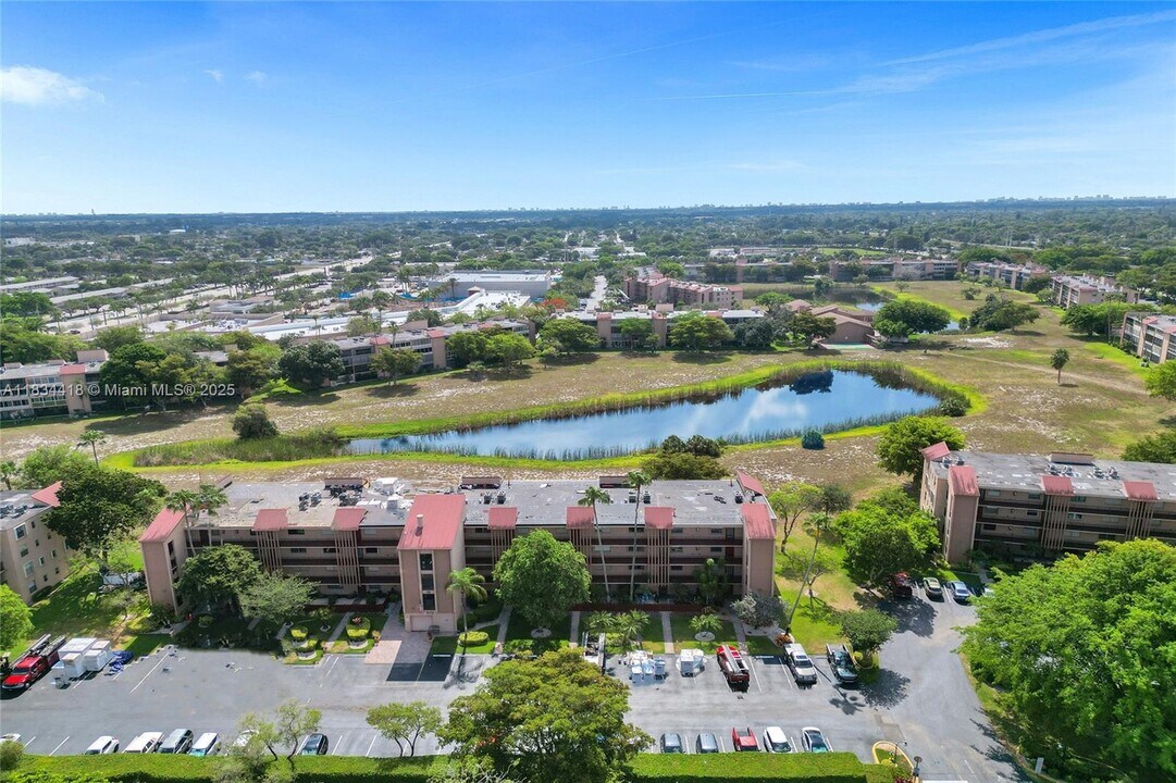 370 NW 76th Ave in Margate, FL - Building Photo