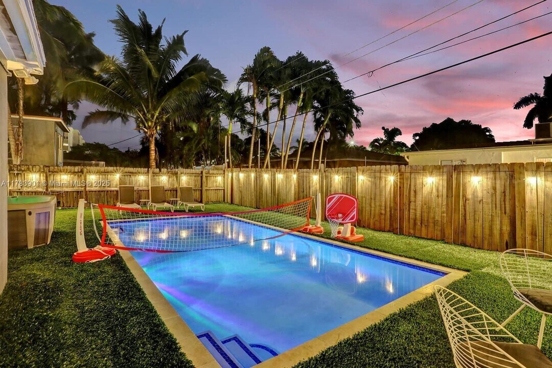1024 NE 4th St in Hallandale Beach, FL - Building Photo
