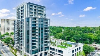 2425 Peachtree Rd, Unit 1806 in Atlanta, GA - Building Photo