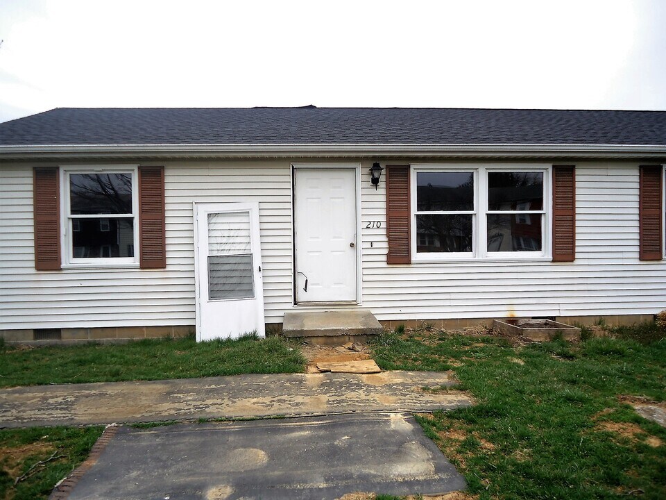 210 E Fairfax St in Berryville, VA - Building Photo
