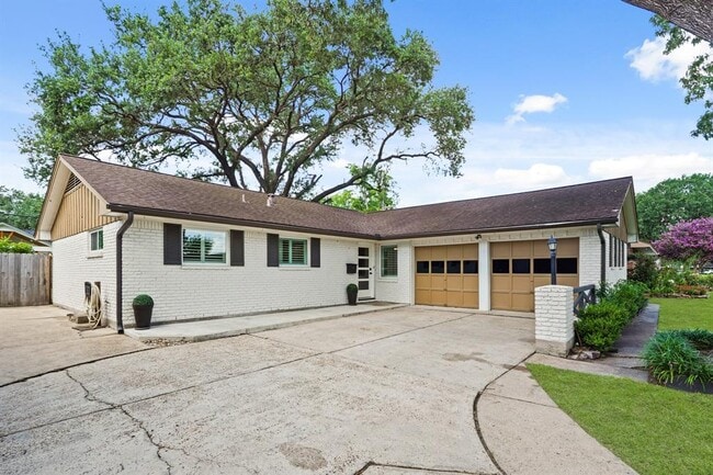 5319 Saxon Dr