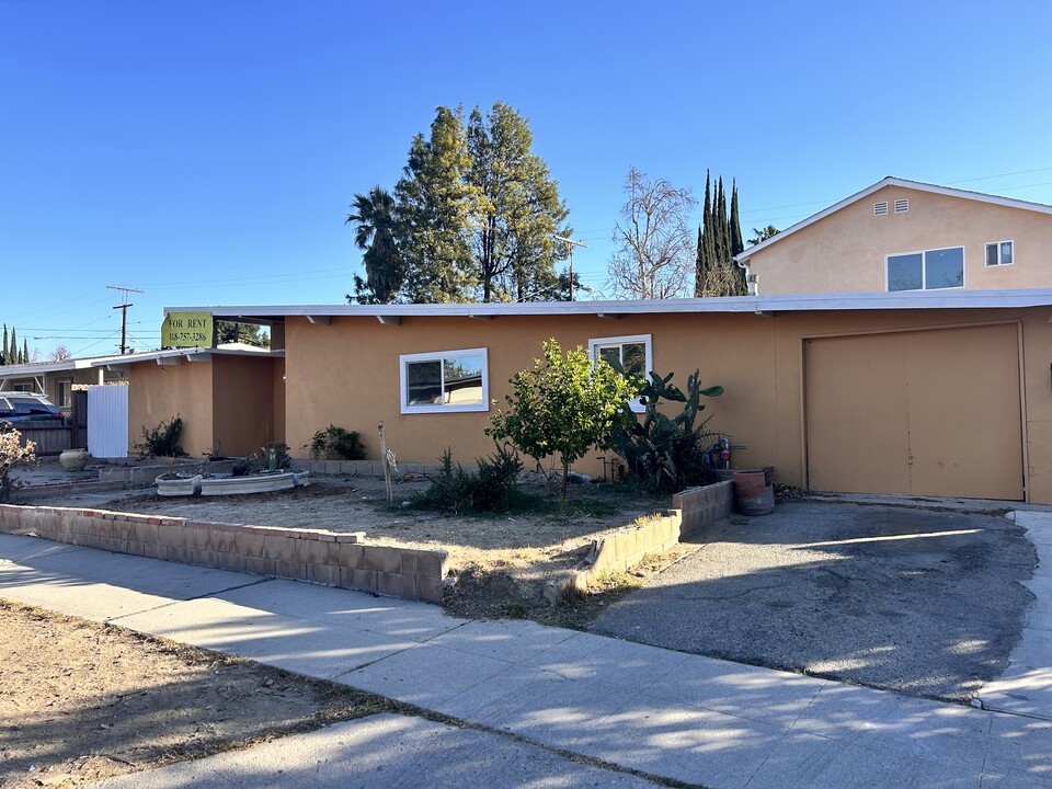 7948 Aura Ave in Reseda, CA - Building Photo