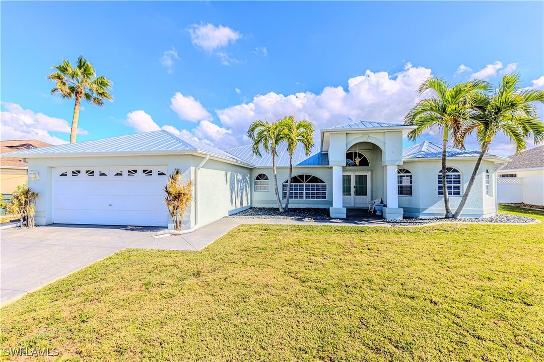 4217 SW 11th Ave in Cape Coral, FL - Foto de edificio