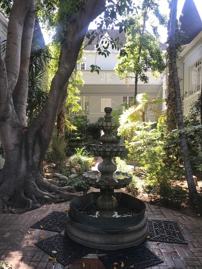 6010 Franklin Ave in Los Angeles, CA - Building Photo - Building Photo