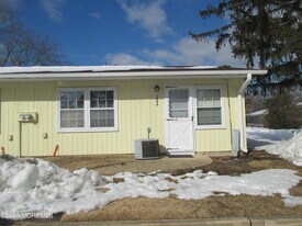 306C W Malvern Ct in Lakewood, NJ - Building Photo