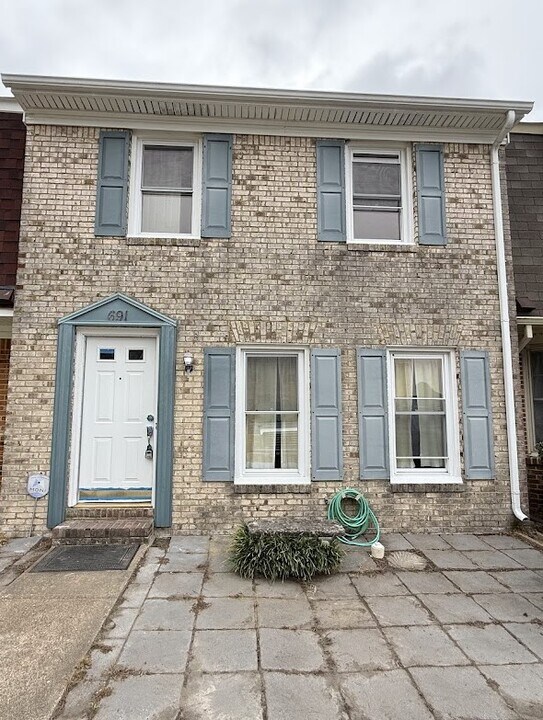 691 Biltmore Dr in Virginia Beach, VA - Building Photo