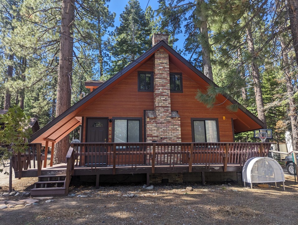 614 Glorene Ave, Unit A in South Lake Tahoe, CA - Foto de edificio