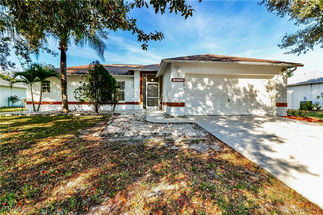 15619 Sunny Crest Ln in Ft. Myers, FL - Foto de edificio
