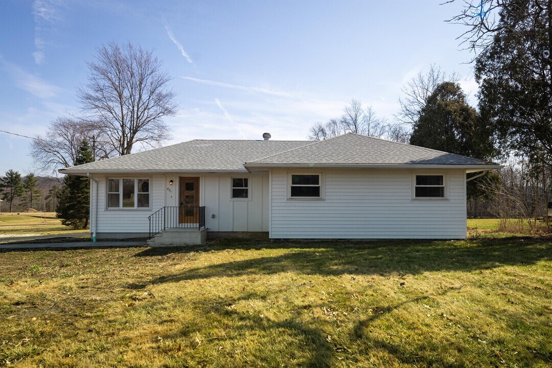 471 Ridge Rd in Hinckley, OH - Building Photo