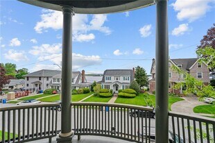 17 Selkirk Rd in Cranston, RI - Building Photo