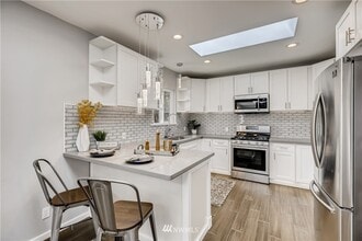 10253 19th Ave SW in Seattle, WA - Foto de edificio - Building Photo