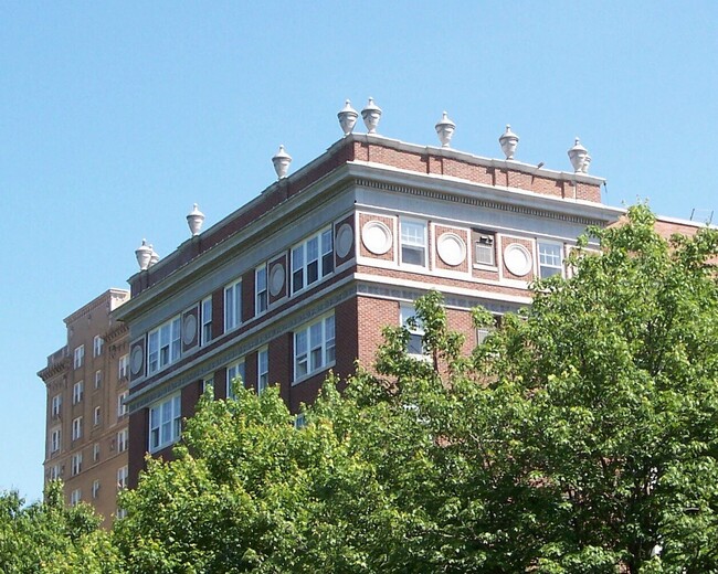 Metropolis West End Apartments in St. Louis, MO - Building Photo - Building Photo