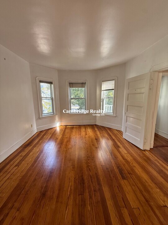 42 Holyoke Rd, Unit 2 in Somerville, MA - Building Photo
