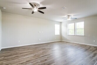 311 Eagle Brook Ln in Buda, TX - Foto de edificio - Building Photo