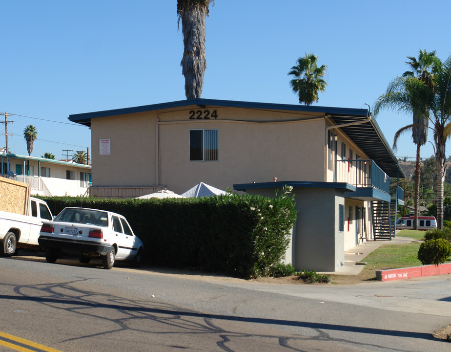 2224 Primrose Ave in Vista, CA - Foto de edificio