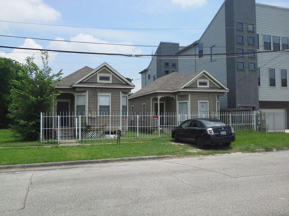 2113 Saint Charles St in Houston, TX - Building Photo