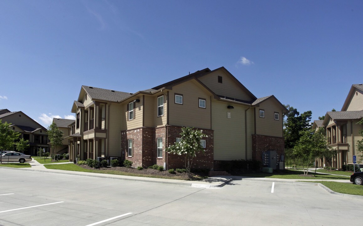 Wood Crest Apartments in Chalmette, LA - Building Photo