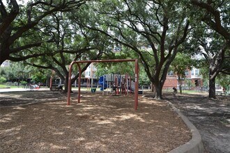 1635 Castle Ct in Houston, TX - Foto de edificio - Building Photo