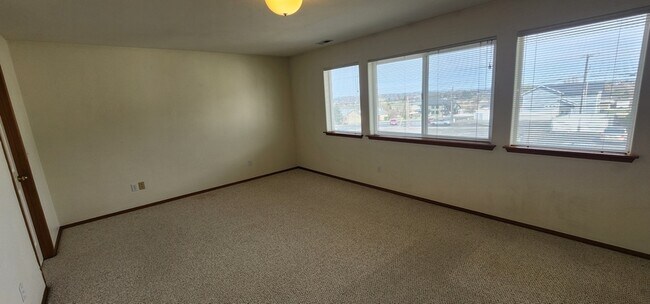 1326 S Skyline Dr in Moses Lake, WA - Foto de edificio - Building Photo