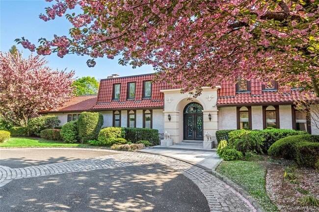 8 Trusdale Ct in Old Westbury, NY - Building Photo - Building Photo
