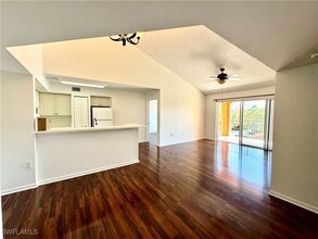 1220 Wildwood Lakes Blvd in Naples, FL - Foto de edificio - Building Photo