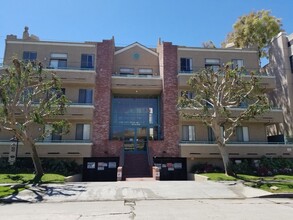 Dicken's Court Apartments in Sherman Oaks, CA - Foto de edificio - Building Photo