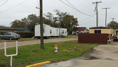 3410 Twin City Hwy in Nederland, TX - Building Photo - Building Photo