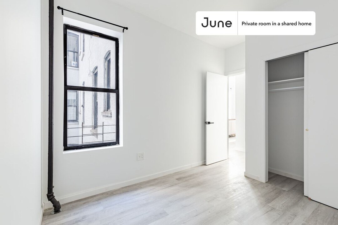 Private bedroom in 4 bed/1 bath Home in New York, NY - Building Photo
