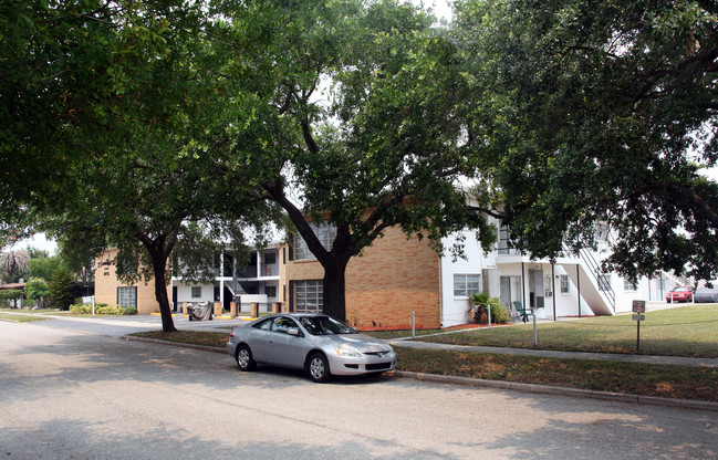 Goodman Apartments in Tampa, FL - Building Photo - Building Photo