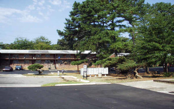 Dolphin Court Apartments in Atlanta, GA - Building Photo - Building Photo