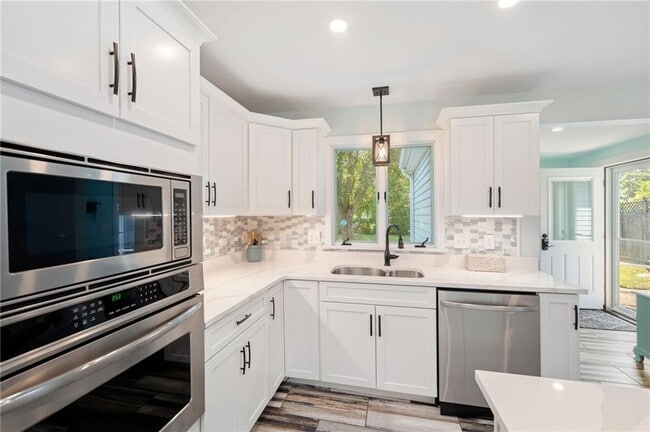 9 Woodlund Ave in Westerly, RI - Building Photo - Building Photo