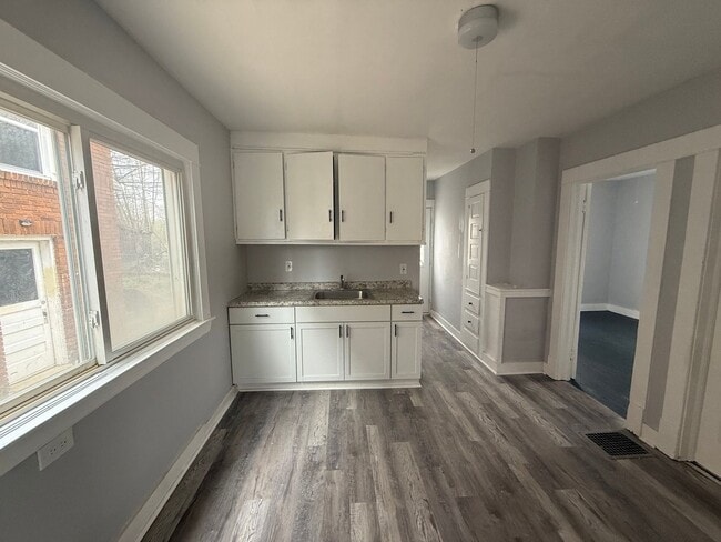 15718 Holmes Ave in Cleveland, OH - Foto de edificio - Building Photo