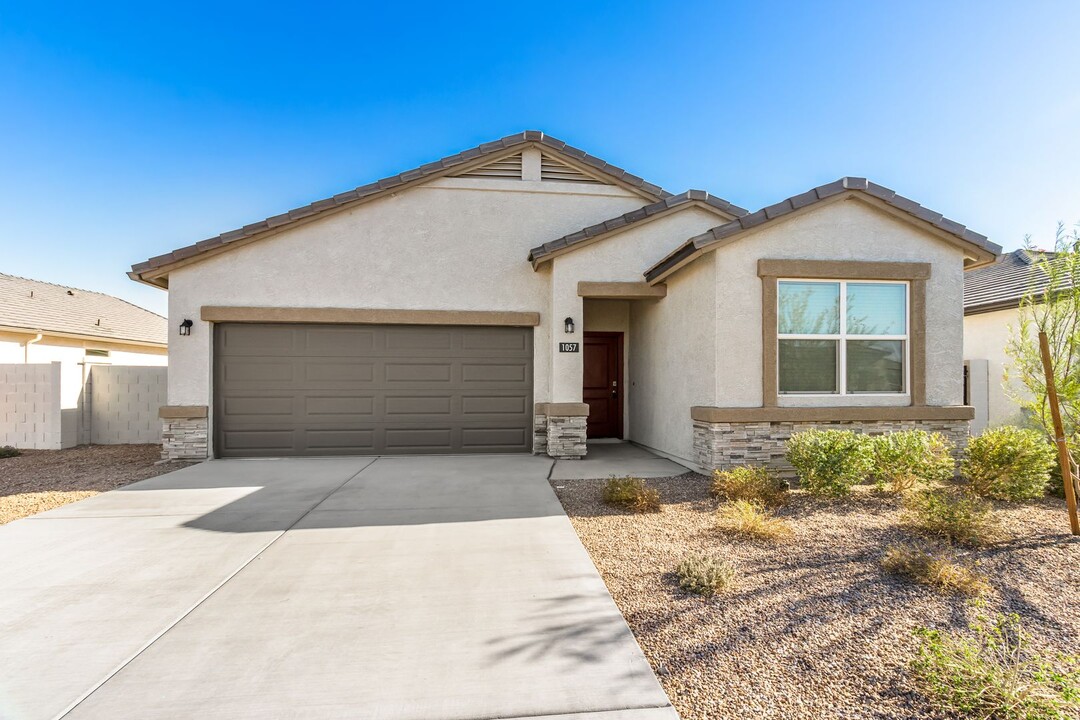 1057 W Avalon Canyon Dr in Casa Grande, AZ - Building Photo