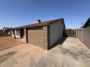 2002 N 47th Dr in Phoenix, AZ - Building Photo - Building Photo