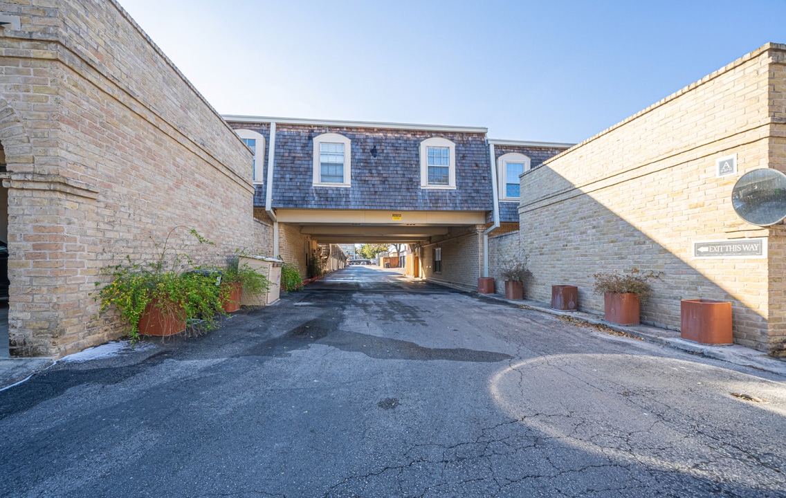 7731 Broadway in San Antonio, TX - Building Photo