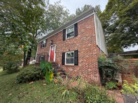 536 Woodmont Dr in Charlottesville, VA - Building Photo