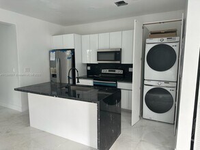 437 NE 70th St-Unit -A in Miami, FL - Foto de edificio - Building Photo