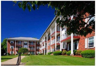 12 Brattle Dr in Arlington, MA - Foto de edificio - Building Photo