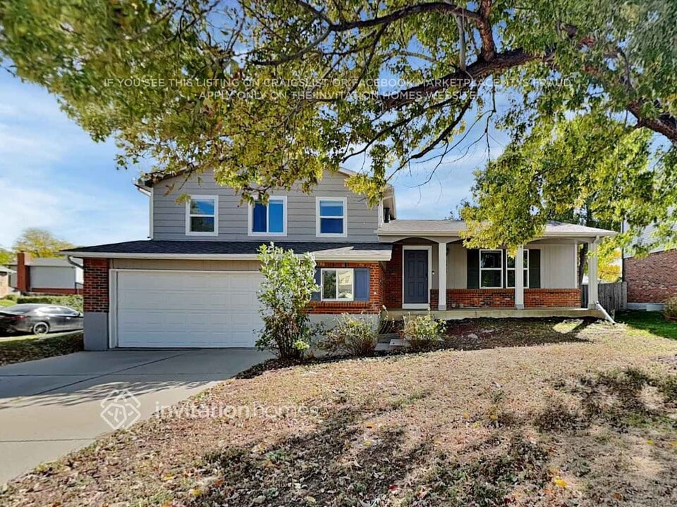 4560 E 121st Pl in Thornton, CO - Foto de edificio