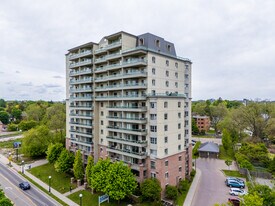 Iron Horse Towers in Kitchener, ON - Building Photo