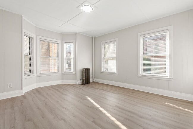 122 Saratoga St in Boston, MA - Foto de edificio - Building Photo