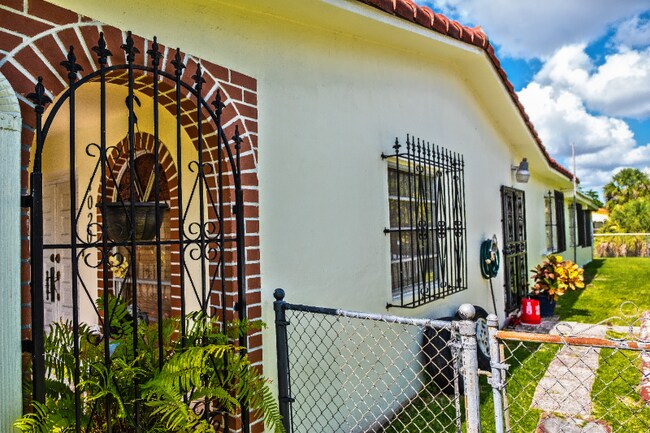 1020 SW 84th Ave in Miami, FL - Building Photo - Building Photo