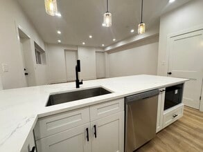 2425 W Cortez St, Unit G in Chicago, IL - Building Photo - Building Photo