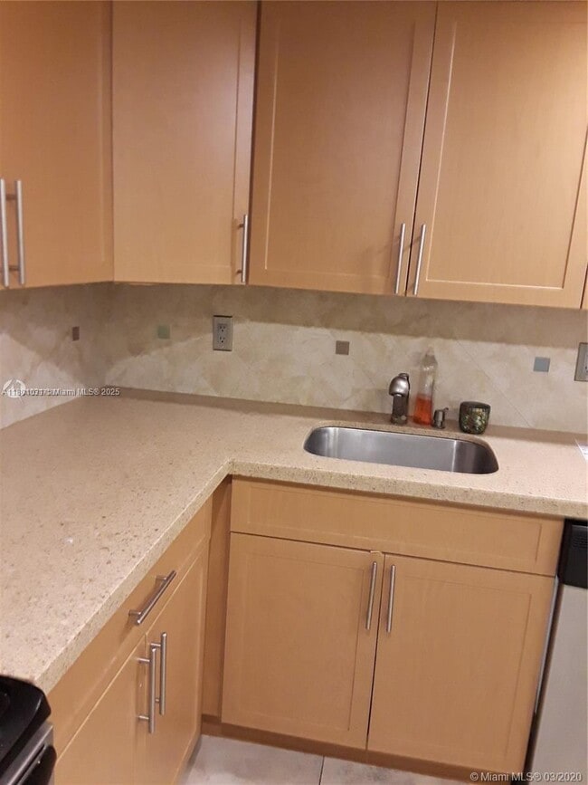 501 Three Islands Boulevard in Hallandale Beach, FL - Building Photo - Building Photo