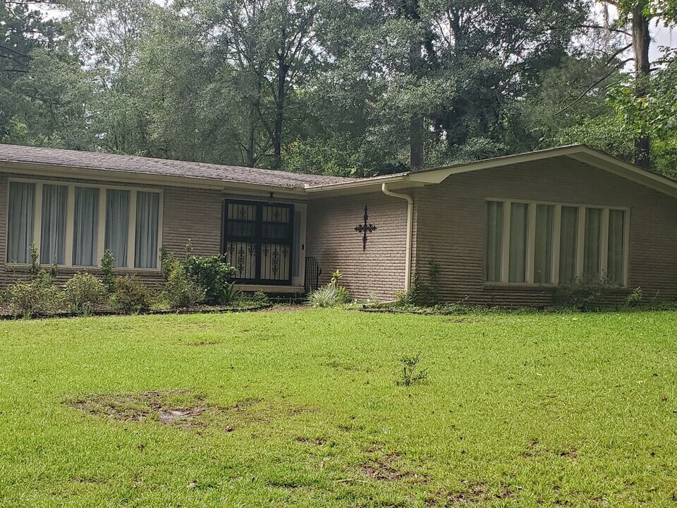 1084 Faust Ave in Ozark, AL - Building Photo