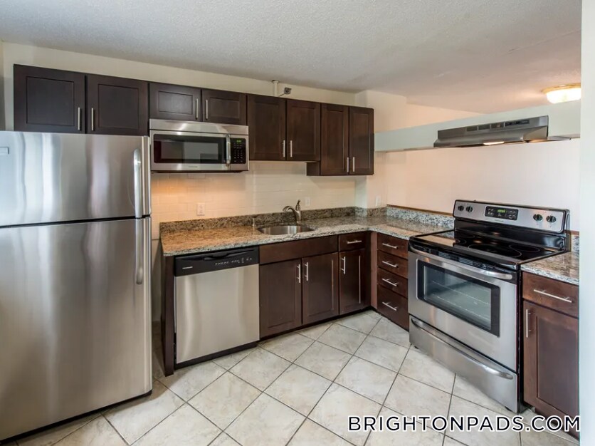 144 N Beacon St in Boston, MA - Building Photo