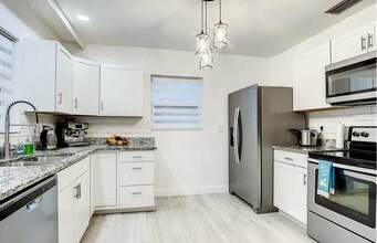 162 6th St NW in Largo, FL - Building Photo - Building Photo