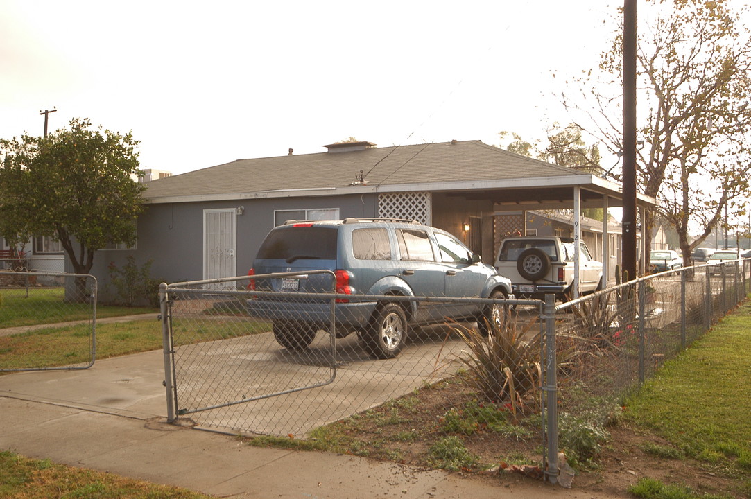 9121 Olive St in Fontana, CA - Building Photo