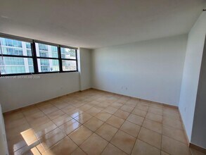 555 NE 30th St, Unit 502 in Miami, FL - Foto de edificio - Building Photo