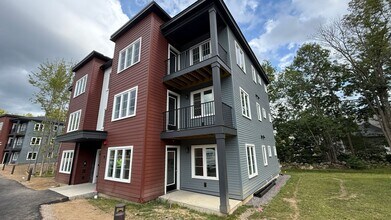 8 Norman Ct in Berwick, ME - Foto de edificio - Building Photo